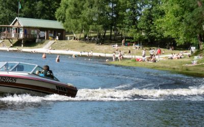 activités nautiques au grand étang de Saint Saud en juillet